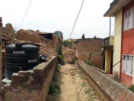 Weg versperd. Dadhikot 16 mei 2015